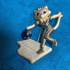 Danecraft Bowling Cat Brooch